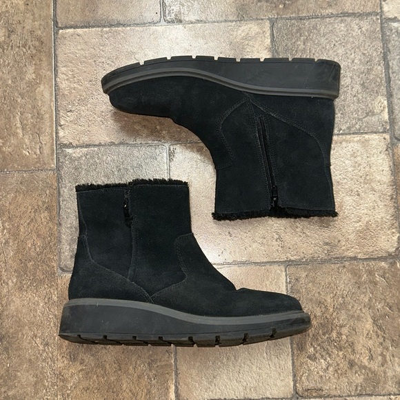 Clarks Size 7 - Picture 2 of 7